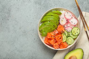 Poke kasesi, geleneksel Hawai yemeği dilimlenmiş çiğ somon, avokado, pirinç ve sebzelerle servis edilen sebzeler, sağlıklı bir yemek, kopyalama alanı.