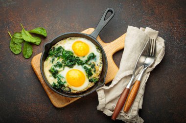 Sağlıklı demir bir tavada ıspanaklı omlet besleyici ve lezzetli bir kahvaltı ya da brunch için servis edilmeye hazır.