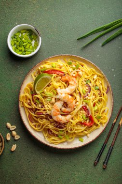 Karides, yer fıstığı, limon, kırmızı dolma biber ve yeşil soğanlı nefis Tayland eriştesi.