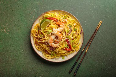 Karides, yer fıstığı, limon, kırmızı dolma biber ve yeşil soğanlı nefis Tayland eriştesi.