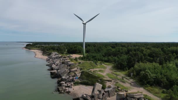 从海滨向Liepaja北部要塞空射 在拉脱维亚波罗的海海岸废弃的旧防御工事 大型风力涡轮机旋转 — 图库视频影像