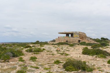 Cap Blanc, Mallorca, İspanya - 05.04.2022: Cap Blanc 'ta grafiti ile boyanmış eski beton kıyı topçu bataryası