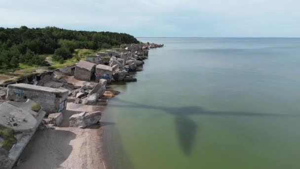 Tiro Aéreo Ascendente Sobrevoando Liepaja Northern Forts Antigas Fortificações Abandonadas — Vídeo de Stock