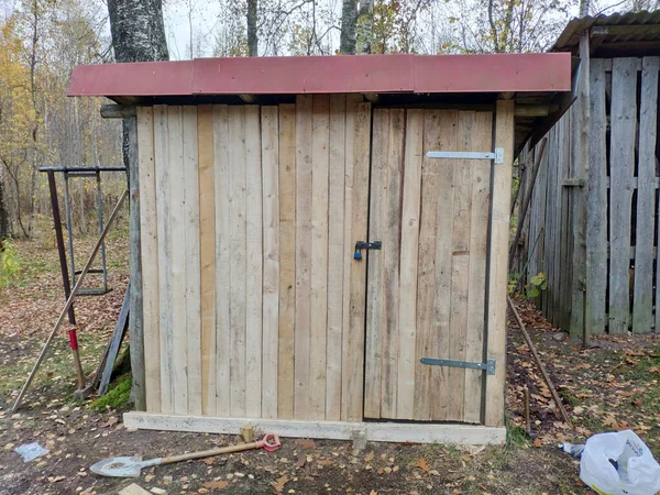 新鮮な赤屋根の未塗装の木製の小屋を作った ロイヤリティフリーのストック画像