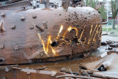 Rus T-72B tankı, Ukrayna ordusu tarafından 2022 baharında Kiev yakınlarındaki çatışmalarda yok edildi.