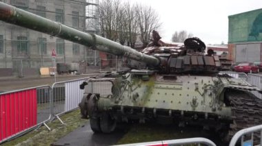 Liepaja, Letonya - 04.01.2023: Rus T-72B tankı, Ukrayna ordusu tarafından 2022 baharında Kiev yakınlarındaki çatışmalarda imha edildi.