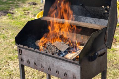 Yanan odunlu barbekü ızgarası.