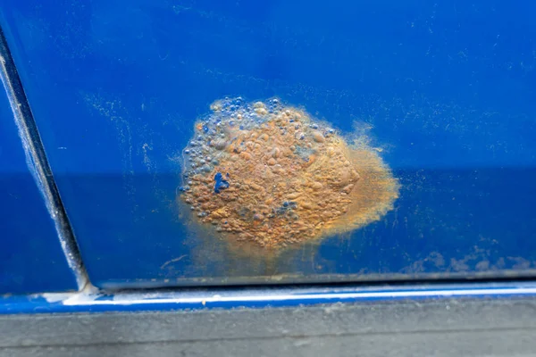 蓝色车门上的锈斑 大块铁锈气泡 — 图库照片