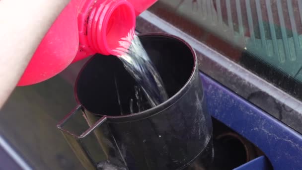 Lití Paliva Nálevkou Nádrži Benzín Červené Plechovky — Stock video