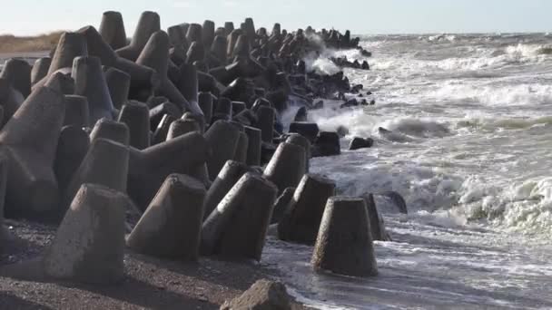 Wellen Krachen Gegen Wellenbrecher Die Aus Grauen Betontetrapoden Bestehen Liepaja — Stockvideo