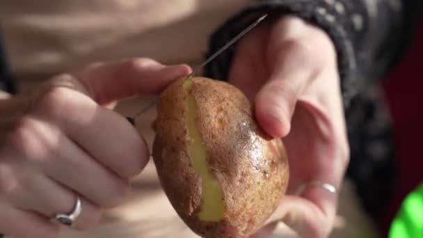 Nahaufnahme Von Frauen Die Kartoffeln Mit Einem Messer Halten Und — Stockvideo