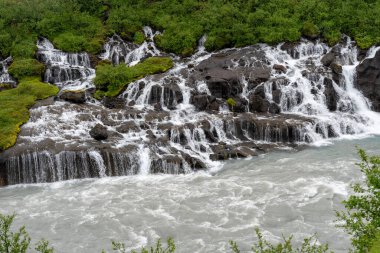 Yazın İzlanda 'da Hraunfossar şelalesi