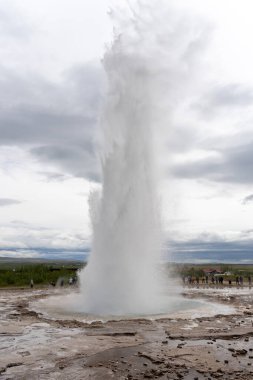 İzlanda - 06.30.2023: Strokkur gayzer püskürmesi