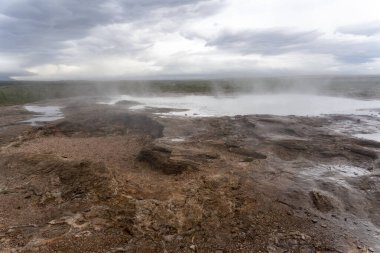 Büyük Geysir İzlanda 'da buhar çıkarıyor.
