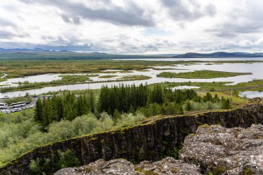 Orta Atlantik sırtı ve İzlanda 'daki Thingvellir Yarık Vadisi ve Thingvallavatn Gölü manzarası