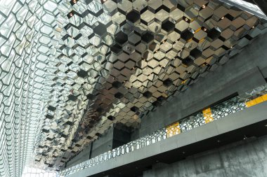 Reykjavik, İzlanda - 06.21.2023: Reykjavik, İzlanda 'daki Harpa konser salonu ve konferans salonunun iç cam tavanı