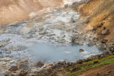 Seltun Jeotermal Bölgesi, Krisuvik, İzlanda 'daki Reykjanes Yarımadası' nın kızgın sülfür pınarları