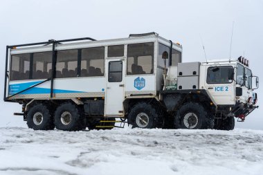 Langjokull Buzulu, İzlanda - 06.25.2023: Man KAT18x8 kamyonet insanları Langjokull buzulunda taşımak için özel yapım