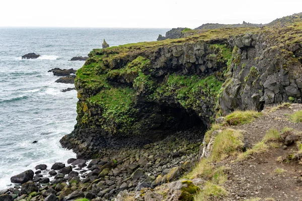 Golven Tegen Zwarte Basaltkliffen Bij Arnarstapi Cliffs Het Schiereiland Snaefellsnes — Stockfoto