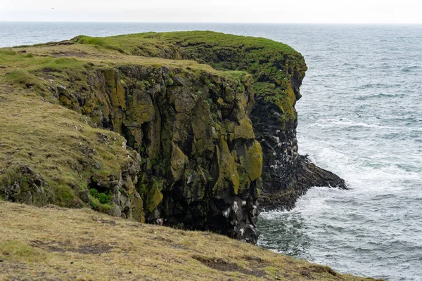Golven Tegen Zwarte Basaltkliffen Bij Arnarstapi Cliffs Het Schiereiland Snaefellsnes — Stockfoto