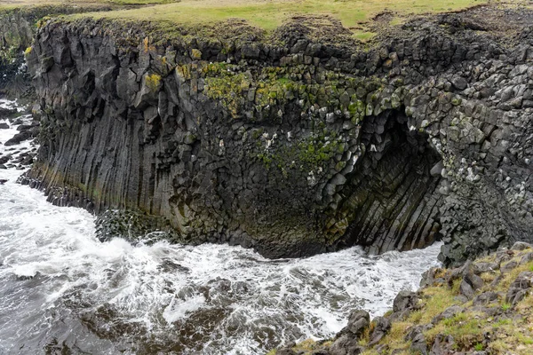 Волны Омывающие Черные Базальтовые Скалы Скалах Арнарстапи Полуострове Снайфельснес Исландия — стоковое фото