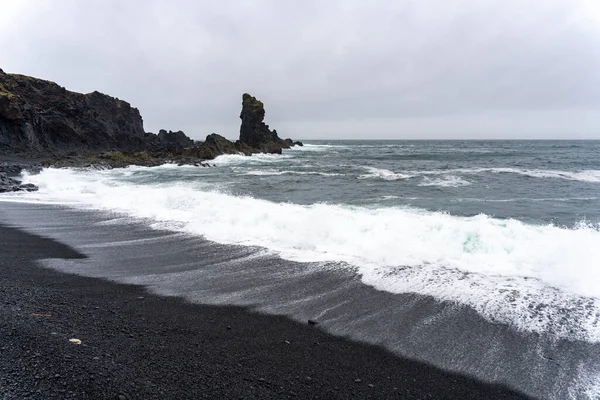 Κύματα Πλύσης Κατά Της Μαύρης Άμμου Djupalonssandur Στην Ισλανδία — Φωτογραφία Αρχείου