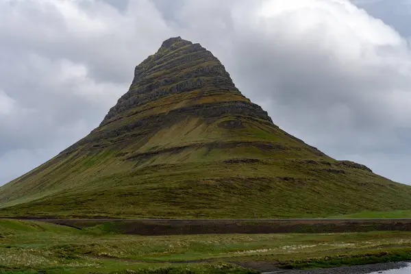 Kirkjufell Βουνό Στην Ισλανδία Συννεφιασμένο Ουρανό Στο Παρασκήνιο — Φωτογραφία Αρχείου