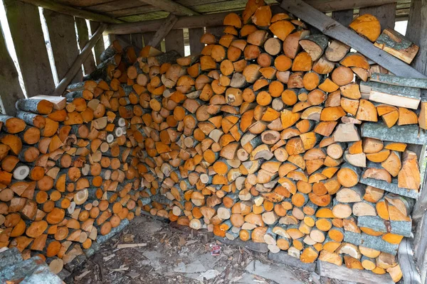 小屋の分割アドラー薪の行を積層 — ストック写真