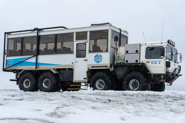 Langjokull Buzulu, İzlanda - 06.25.2023: Man KAT18x8 kamyonet insanları Langjokull buzulunda taşımak için özel yapım