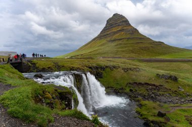 Kirkjufell, İzlanda - 06.23.2023: Kirkjufell Dağı ve Kirkjufellsfoss Şelalesi İzlanda