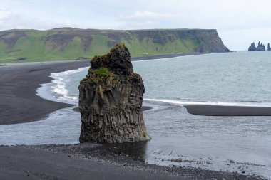 Arnardrangur deniz yığını İzlanda Reynisfjara sahilinde.