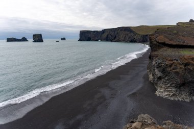 Reynisfjara İzlanda 'daki siyah kumsal