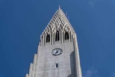 İzlanda, Reykjavik 'teki Hallgrimskirkja Kilisesi saat kulesi.