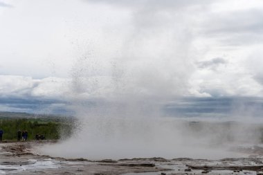 İzlanda - 06.30.2023: Strokkur gayzer püskürmesi