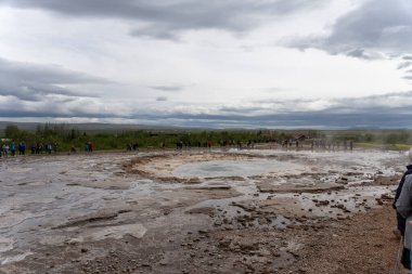 İzlanda - 06.30.2023: Strokkur gayzerinin patlamasını bekleyen turistler