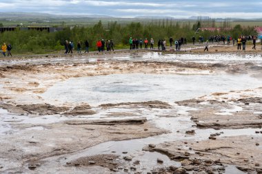 İzlanda - 06.30.2023: Strokkur gayzerinin patlamasını bekleyen turistler