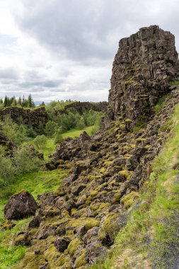 Orta Atlantik sırtındaki Thingvellir Yarık Vadisi ve İzlanda 'daki Parlamento ovalarında bulunan tarihi Althing veya Law Rock toplanma alanı