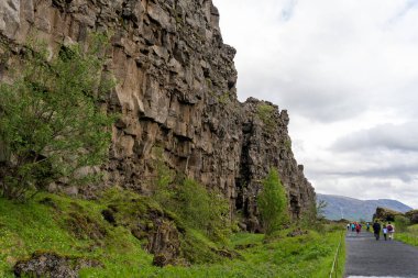 Thingvellir rift vadisi, İzlanda - 06.26.2023: İzlanda 'daki Kuzey Amerika ve Avrasya tektonik plakaları arasında kıta yarığı üzerinde yürüyen turistler