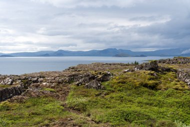 Orta Atlantik sırtı ve İzlanda 'daki Thingvellir Yarık Vadisi ve Thingvallavatn Gölü manzarası