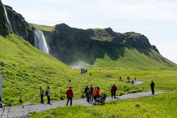 Seljalandsfoss Ισλανδία 2023 Τουρίστες Περπατούν Στο Μονοπάτι Δίπλα Στον Καταρράκτη — Φωτογραφία Αρχείου