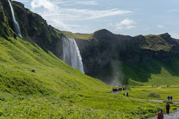 Seljalandsfoss Izland 2023 Nyáron Seljalandsfoss Vízesés Mellett Sétáló Turisták Izlandon — Stock Fotó