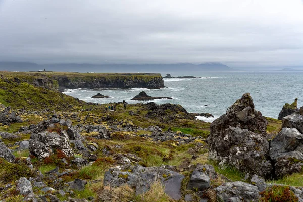 アイスランド スネフェルスネス半島のアルナルスタピ崖の黒い玄武岩の崖に対して波が洗う — ストック写真