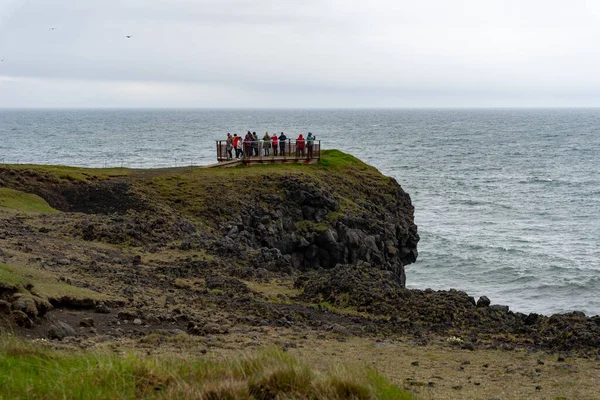 Arnarstapi Ισλανδία 2023 Τουρίστες Θέα Μαύρους Βράχους Βασάλτη Στο Arnarstapi — Φωτογραφία Αρχείου