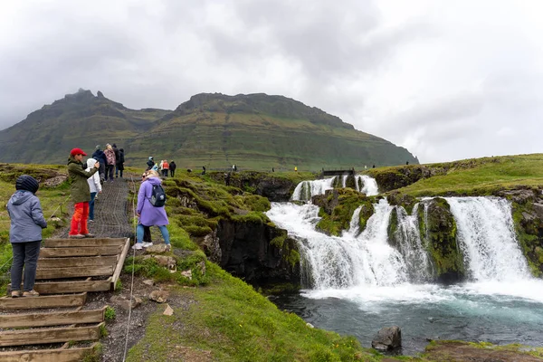 Kirkjufell Islandia 2023 Turistas Tomando Fotos Cascada Kirkjufellsfoss Islandia Verano —  Fotos de Stock