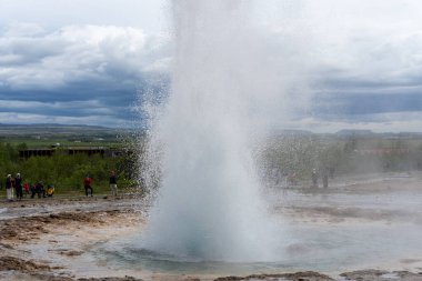 İzlanda - 06.30.2023: Strokkur gayzer püskürmesi