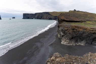 Reynisfjara İzlanda 'daki siyah kumsal