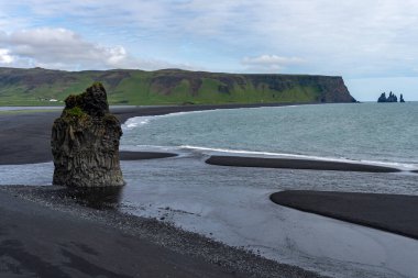 Arnardrangur deniz yığını İzlanda Reynisfjara sahilinde.