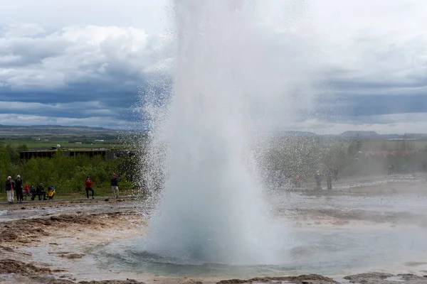 Island 2023 Gejzír Strokkur Vybuchuje — Stock fotografie