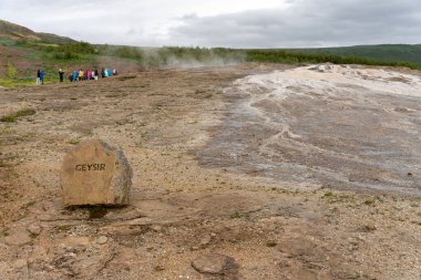 İzlanda - 06.30.2023: İzlanda 'daki Büyük Geysir' de Turistler