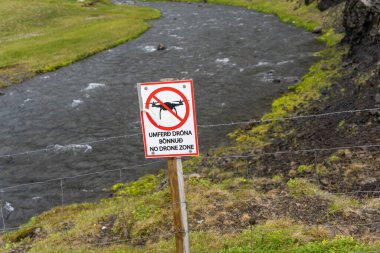 Yazın İzlanda 'da Kirkjufellsfoss şelalesinde İHA işareti yok.